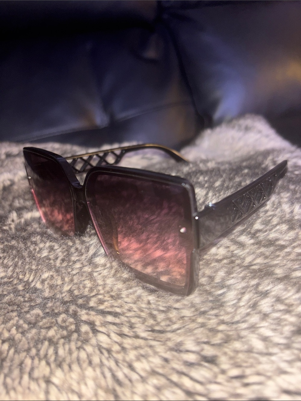 Oversized chic Black Frame Sunglasses with Gradient Pink Lenses